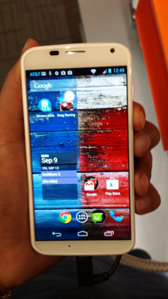 Moto Xs vibrant display and Android home screen.