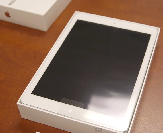 Unboxing and first glimpse of the silver iPad Air.