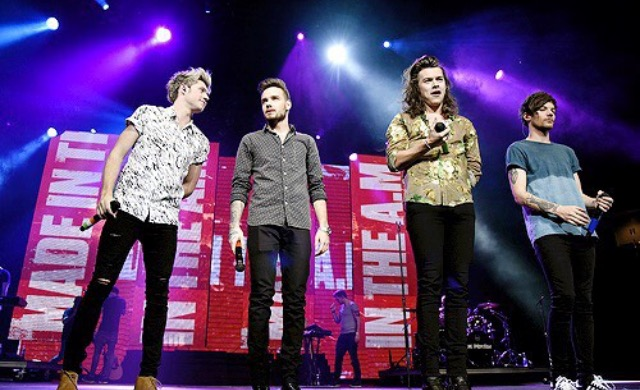 One+Direction+on+stage+at+the+Triple+Ho+Show.